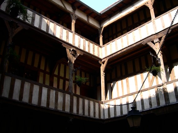  vieil immeuble avec balcons